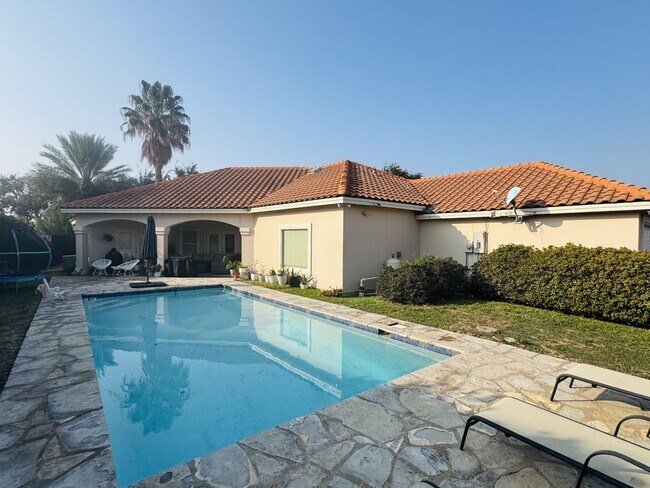 Building Photo - 102 Cardinal Ln