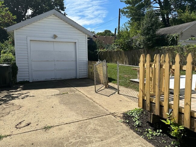 Building Photo - BEAUTIFUL 2 BEDROOM 1 BATH NEWLY REMODELED-- PRIME LOCATION!!!