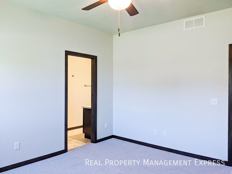 Building Photo - 3 Bedroom 2.5 Bathroom Townhome w/ Attached Garage