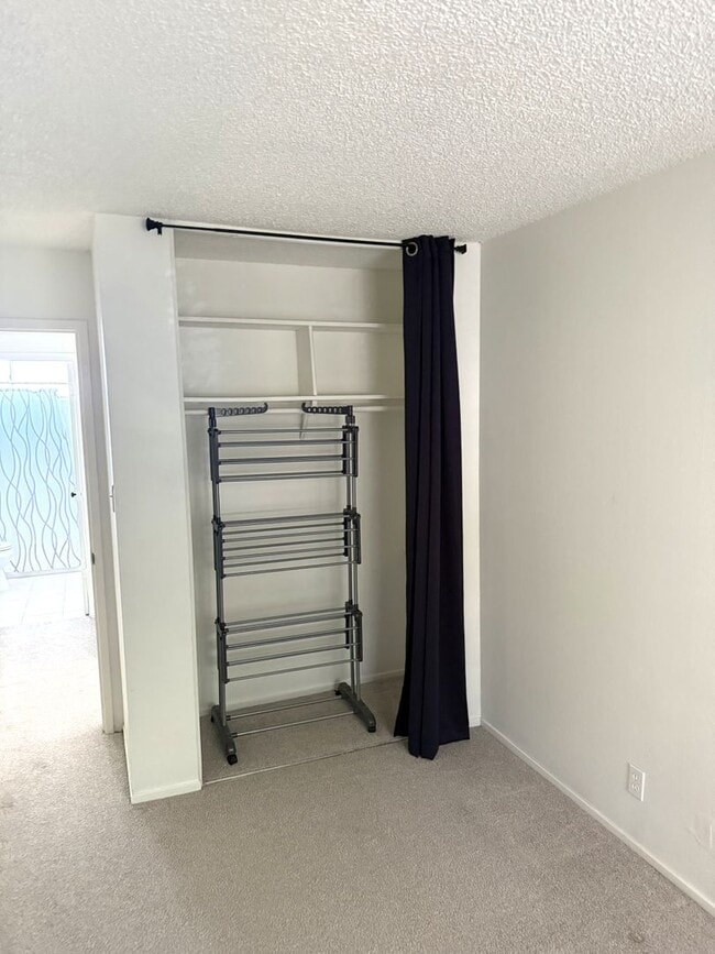 Building Photo - Charming One-Bedroom Condo in Prime Concor...