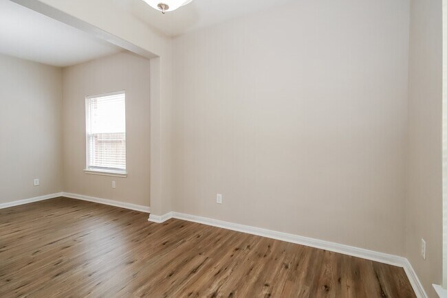 Building Photo - 13707 Broad Oaks Ln