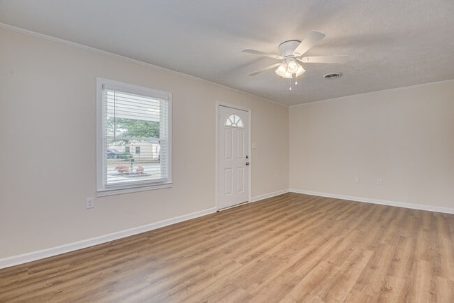 Building Photo - 103 Smallridge St