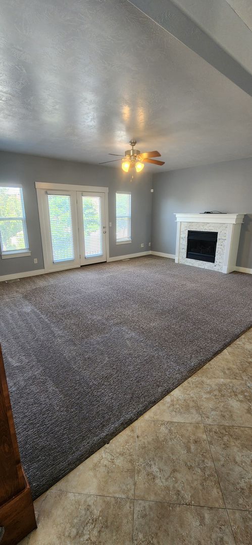 Building Photo - Luxury 3 Bedroom Plus Den in Sandy!