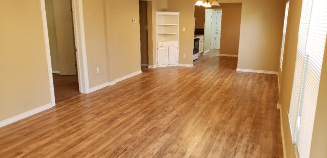 Building Photo - 1304 W Walnut Ave