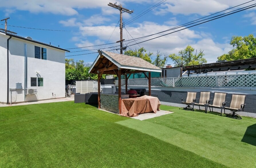 Building Photo - 8040 Ranchito Ave