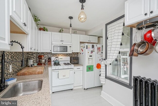 Building Photo - 6 E Collings Ave