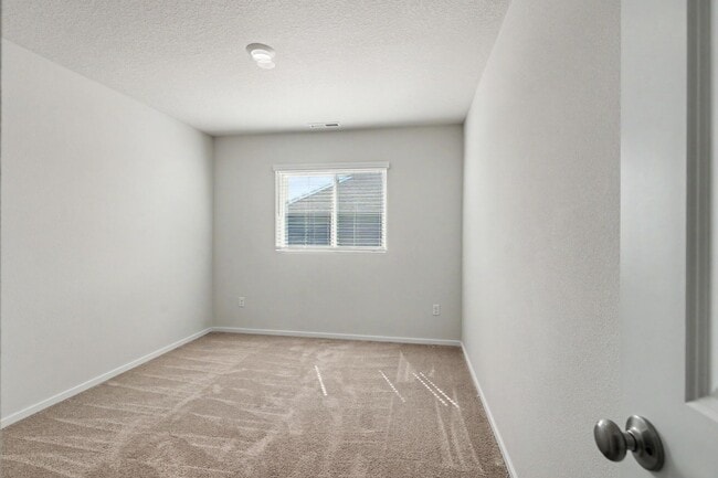 Building Photo - 4 Bed (plus BONUS ROOM), 2.5 Bath Newer Home in NE Salem