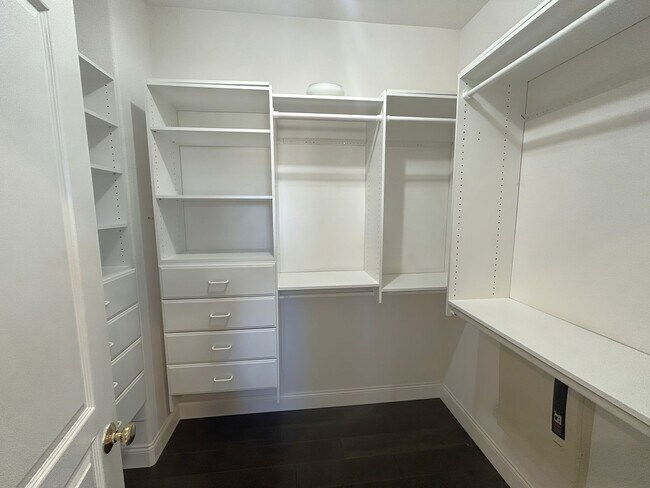 Building Photo - 133 Chantilly