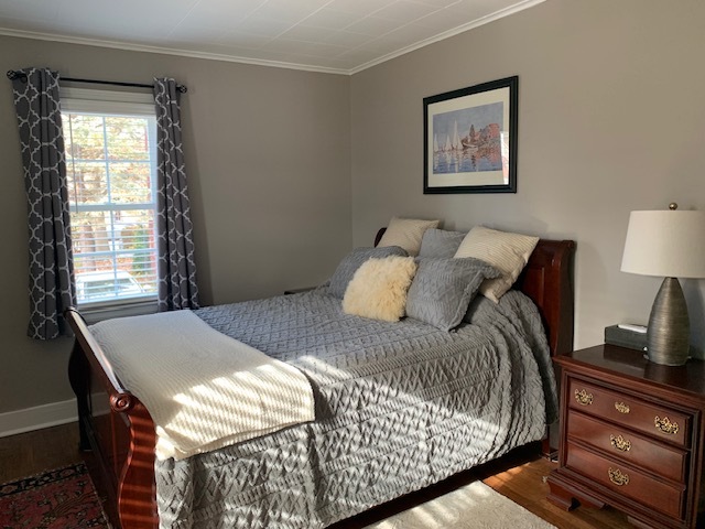 Queen bedroom - 69 1st St