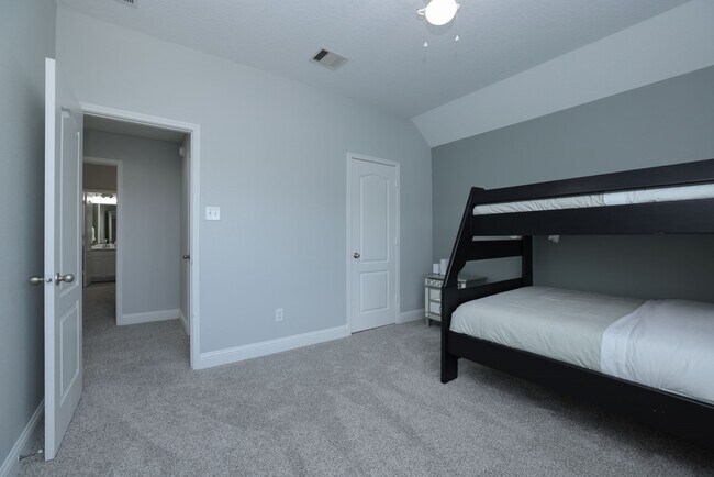 Building Photo - 19 Canterborough Pl
