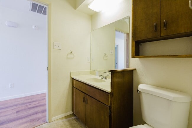 Building Photo - 2 Bedroom, 2 Bath Townhouse
