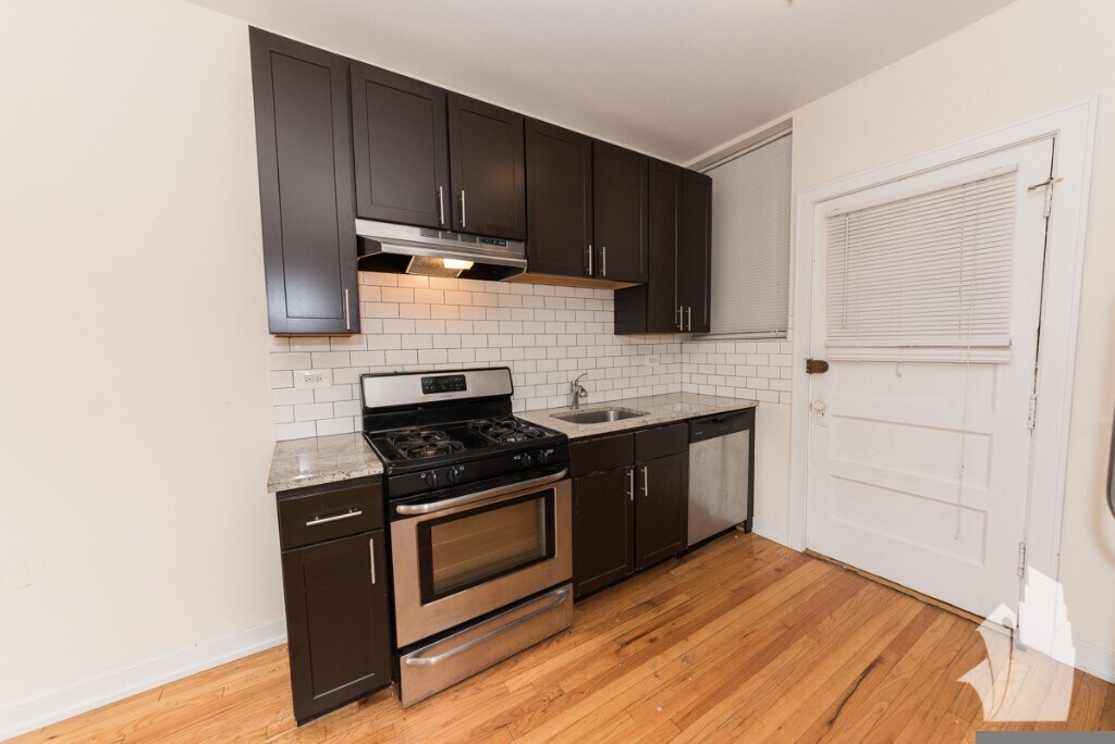 Building Photo - 2010 W Foster Ave