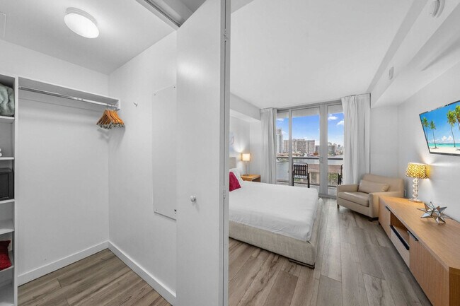 Building Photo - 2602 E Hallandale Beach Blvd