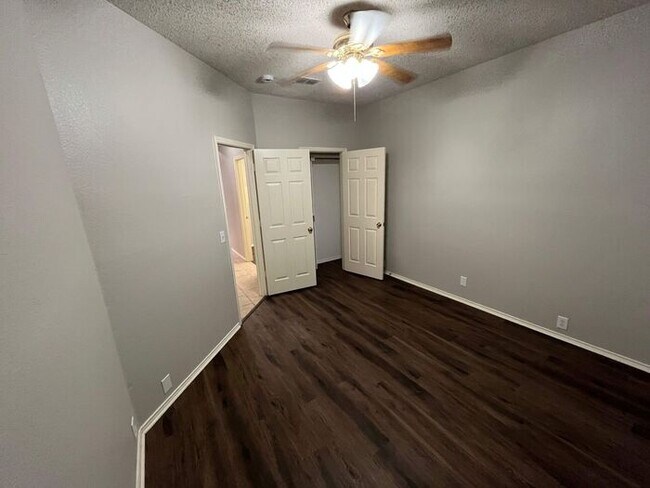 Building Photo - Bright & Inviting Home with Walk-In Closet...