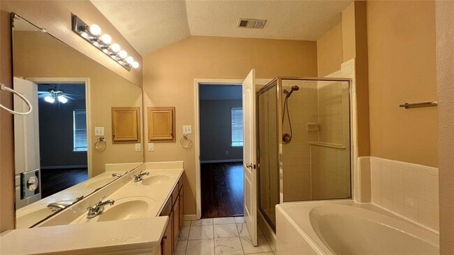 Building Photo - 1810 Manor Cir