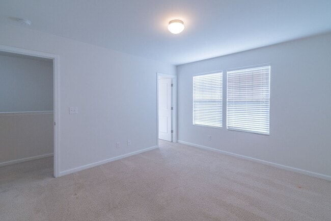 Building Photo - Freshly Renovated 4-Bedroom Home with Mode...