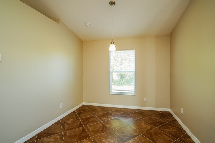 Building Photo - 218 SW 11th Ave