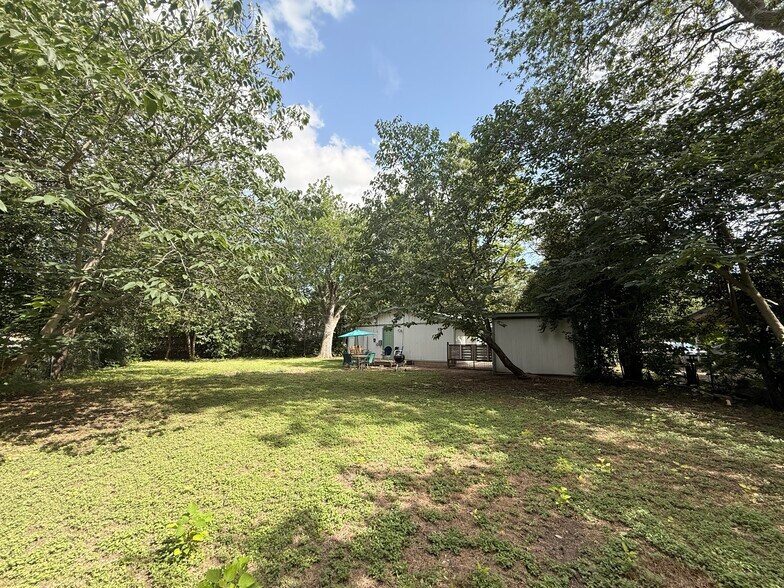 Large backyard - 3202 Locke Ln