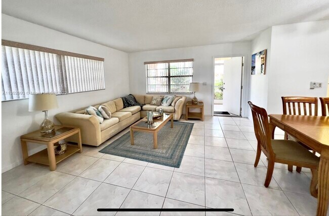 Building Photo - 1707 E Hallandale Beach Blvd