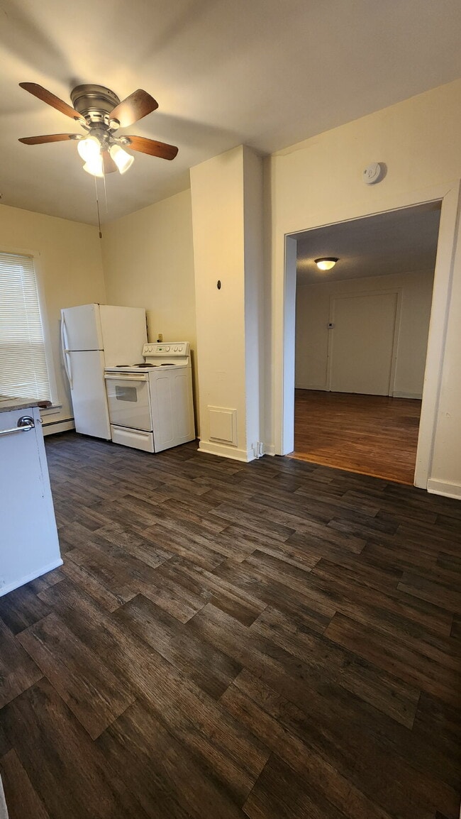 Building Photo - 2 Bedroom, 1 Bathroom with Laundry & Off Street Parking - Available August 1st!