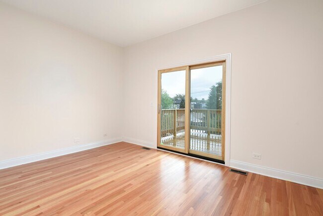 Building Photo - 4 Bedroom, 3 Bathroom Impressive Lincoln Park Duplex