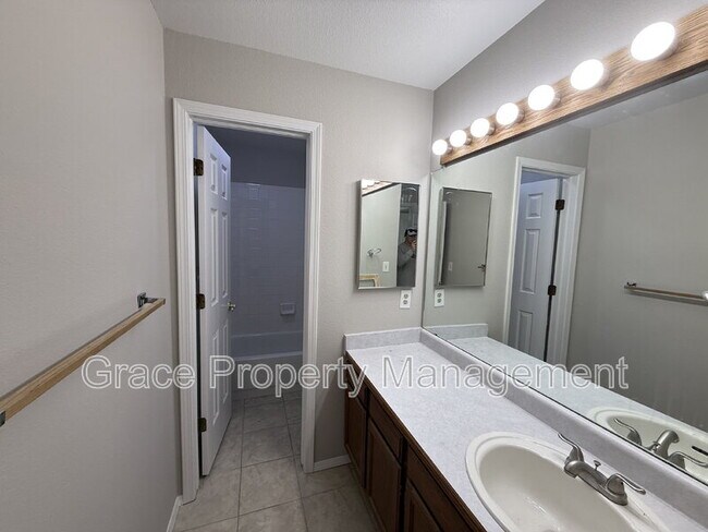 Building Photo - 10924 W 100th Dr