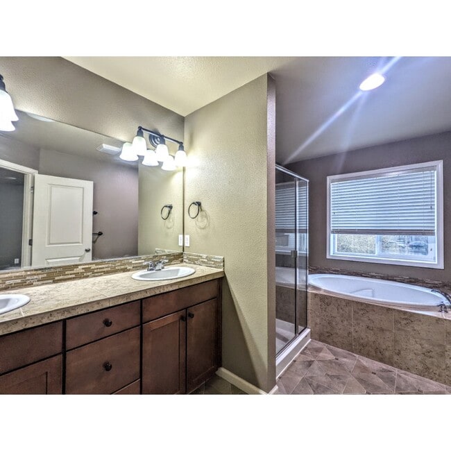 Building Photo - 730 SW 207th Pl