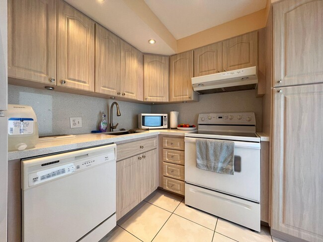 Building Photo - 3150 N Palm Aire Dr