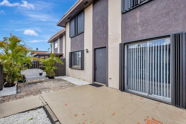 Building Photo - 2110 Sherwood Forest Blvd