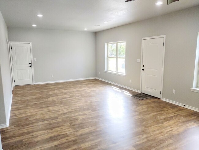 Building Photo - Newly constructed 3/2/1 in Sanger