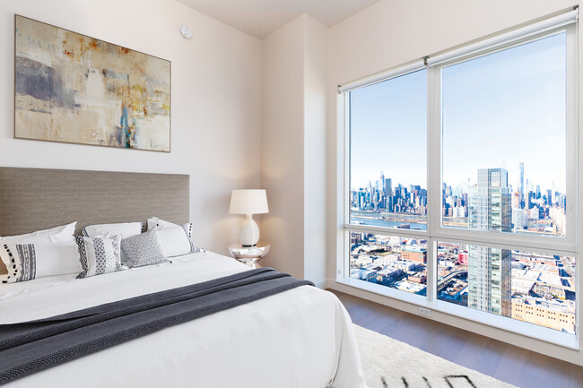 Bedroom w/Views of Manhattan - Tower 28