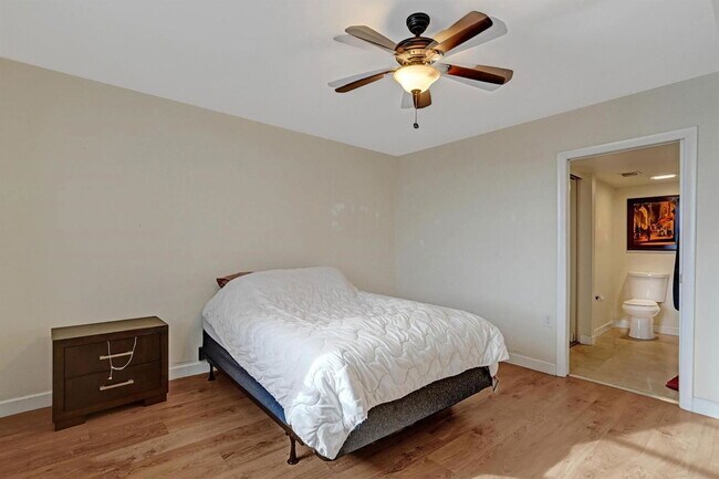 Building Photo - 1526 Whitehall Dr
