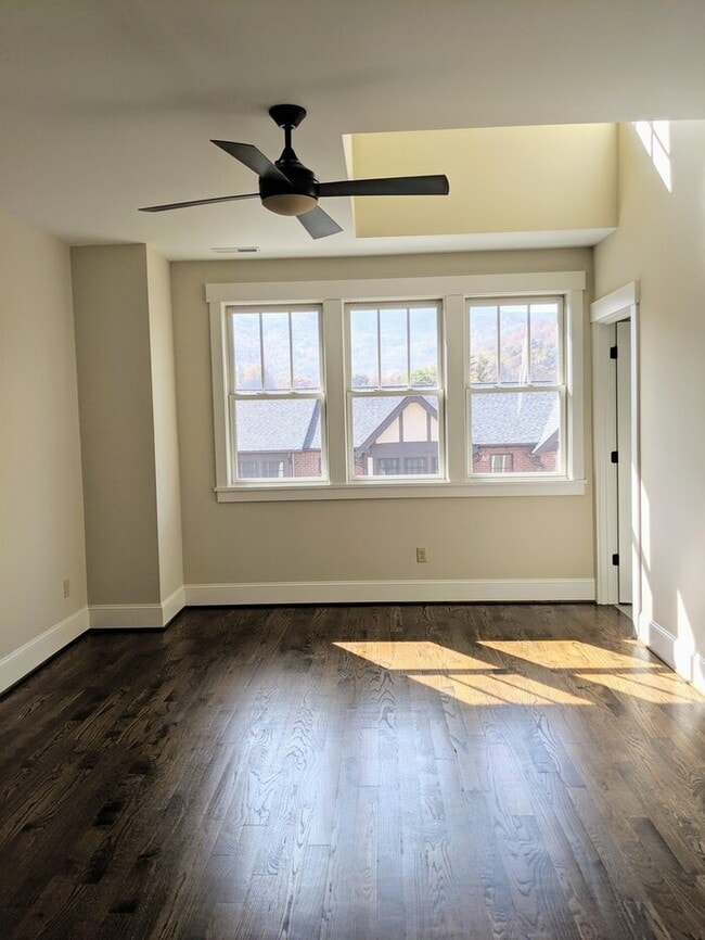 Building Photo - Luxurious Cheshire Village Town-home!
