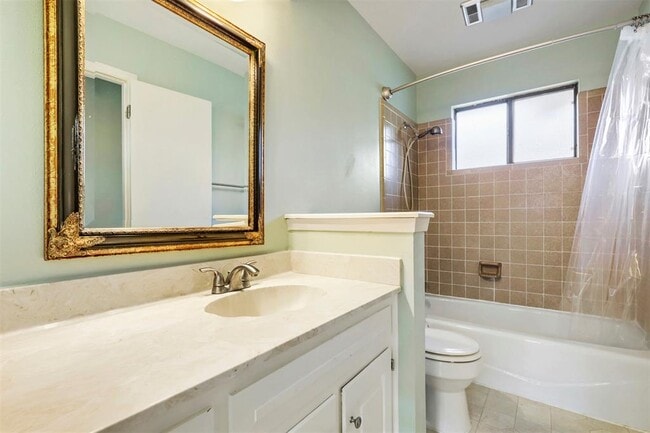 Building Photo - 208 Crescent Bluff