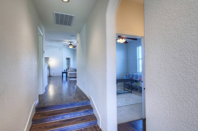 Building Photo - 108 Cove Cir