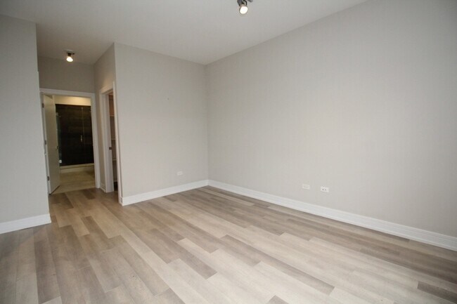 Building Photo - 1554 N Talman Ave