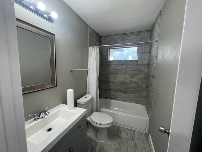 Building Photo - 2113 Cloverdale St
