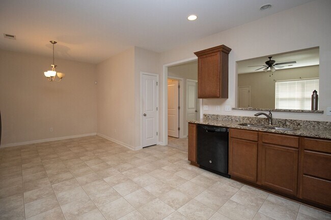 Building Photo - Spacious 3 Bedroom, 2.5 Bathroom Townhome ...