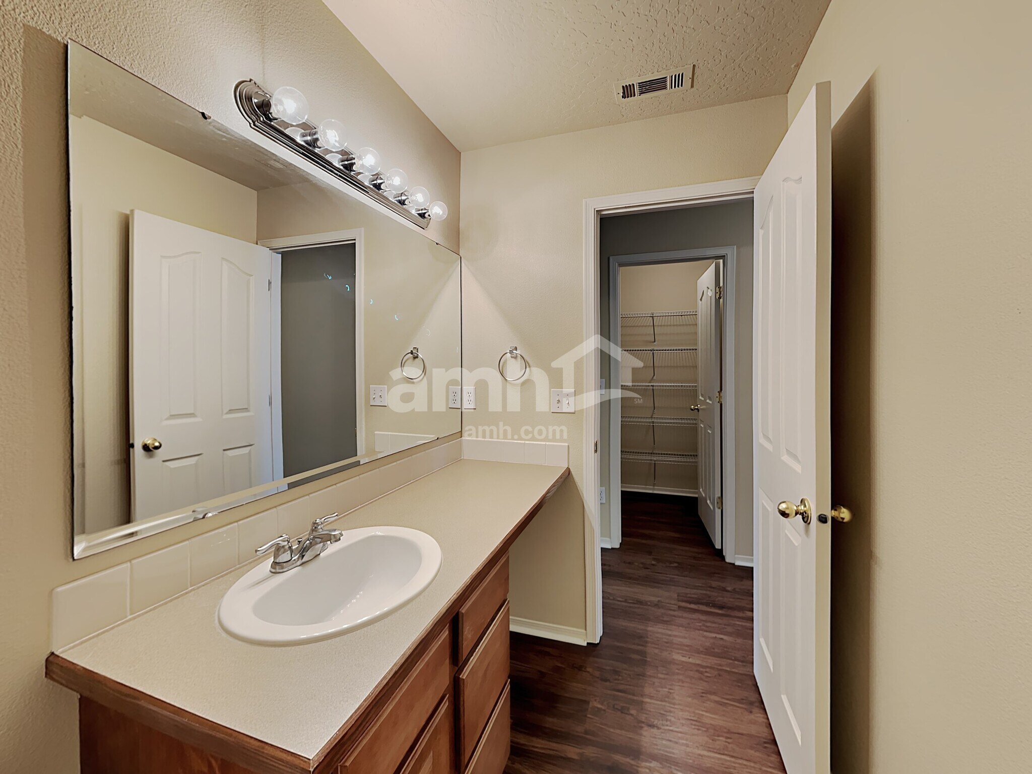 Building Photo - 363 E Ivy Glade St