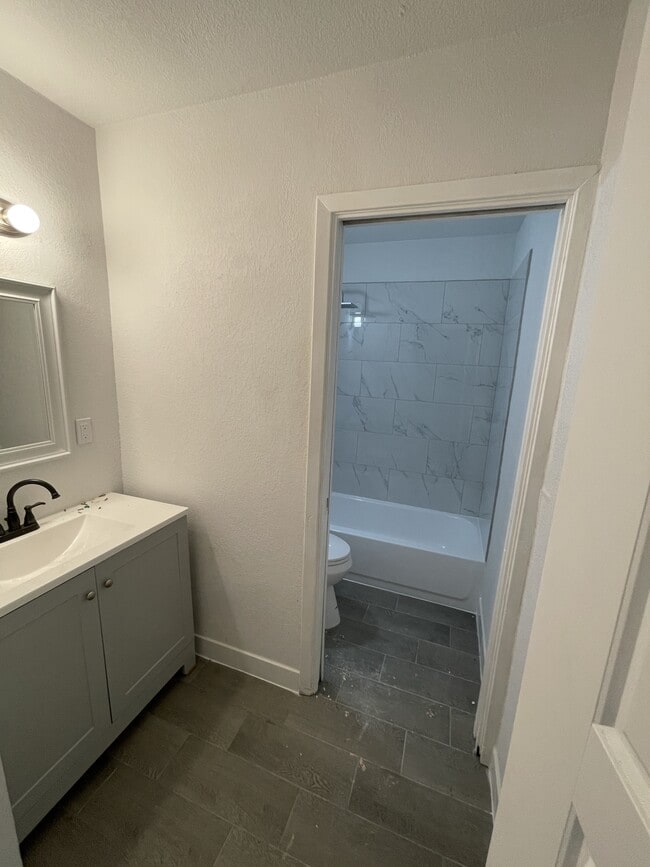 Building Photo - 8834 Five Palms Dr