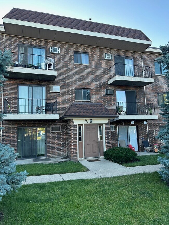 Primary Photo - 964 N Rohlwing Rd