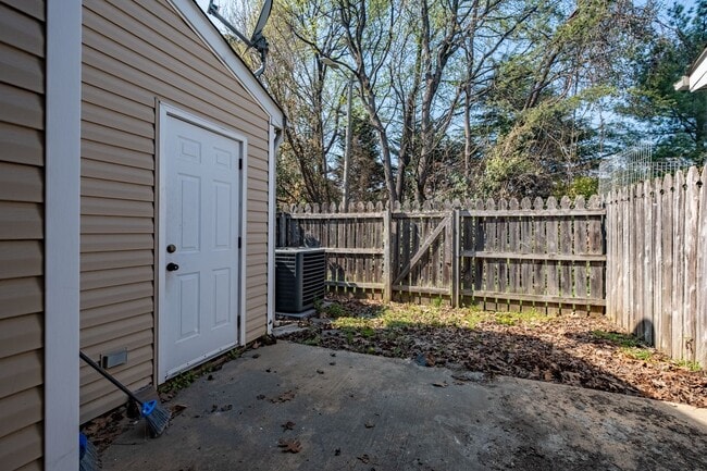Building Photo - Private 2BR Townhome with Two En-Suite Bathrooms