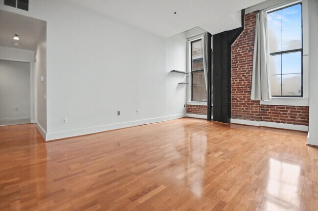 Building Photo - 315 New St