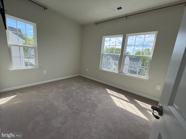Building Photo - 526 River Crest Way