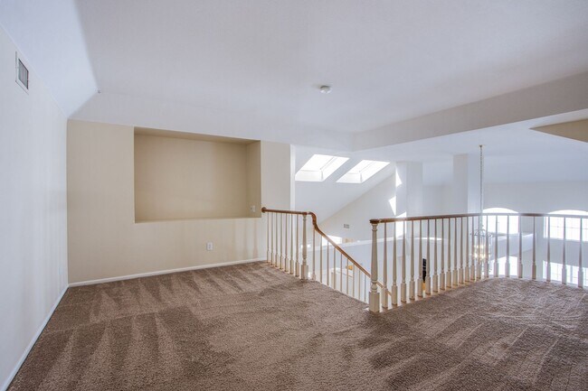 Building Photo - Beautiful 3Bed/3Bath cul-de-sac home located  in The Lakes Community with a sparkling pool and spa!