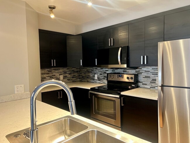 Building Photo - 2 Bedroom 2 Bathroom Aurora Condo!