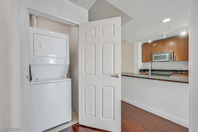 Building Photo - 200 W Sahara Ave