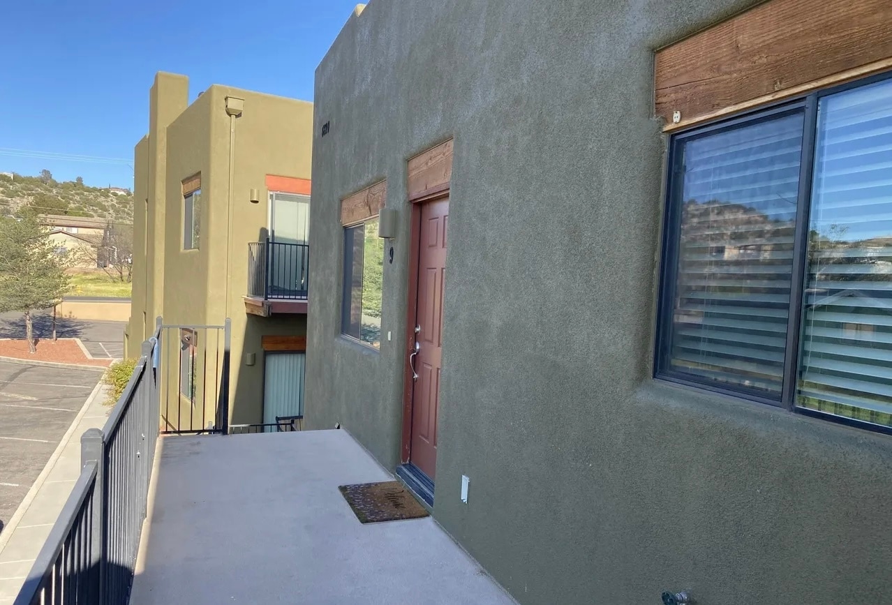 Building Photo - 4220 N Montezuma Ave