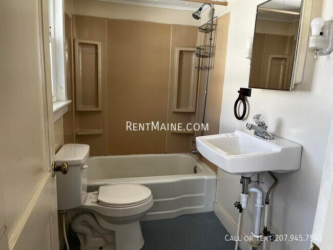 Building Photo - 200 Center St