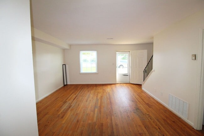 Building Photo - 1331 Devon Ln